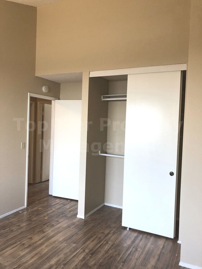 Building Photo - ***2 Bed / 1.5 Bath Townhome with Attached Garage - Available 03/10***