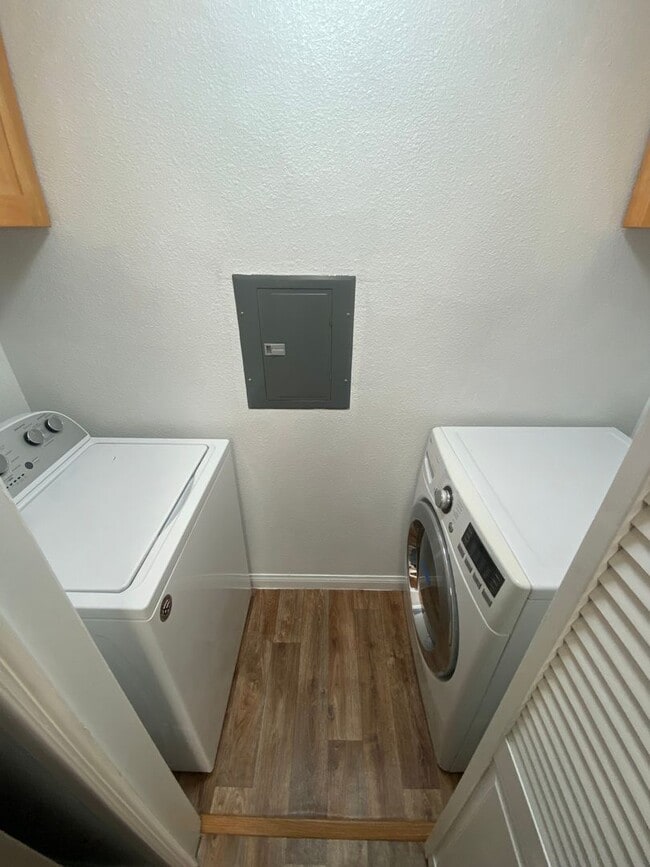 Building Photo - Top Floor Large, Bright & Spacious Two Bedroom Condo W/ Parking & Laundry!