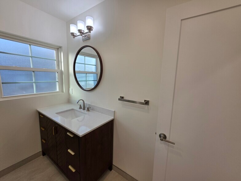 Building Photo - 2913 W Riverside Dr