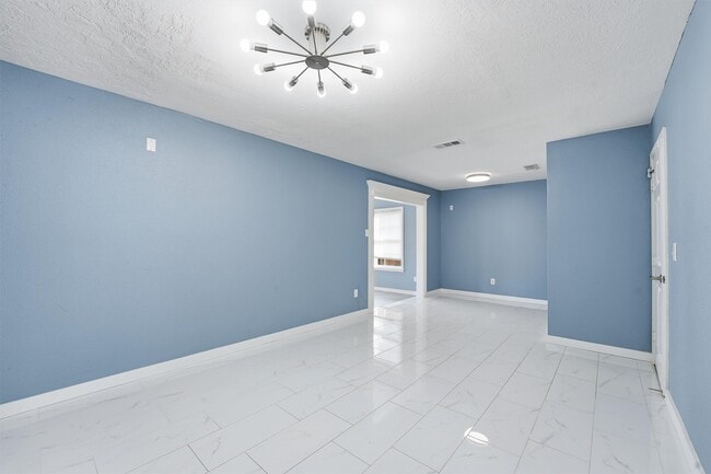 Building Photo - 18385 Ten Oaks Ct