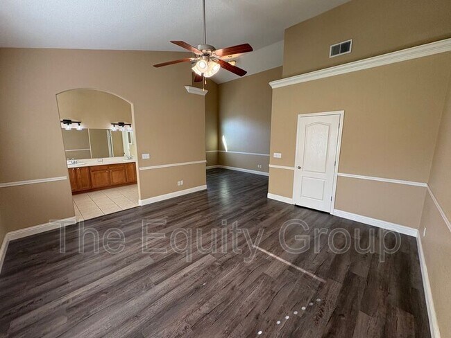 Building Photo - 6227 W Oak Ave