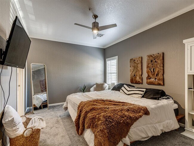 Building Photo - 6162 N Brookline Ave