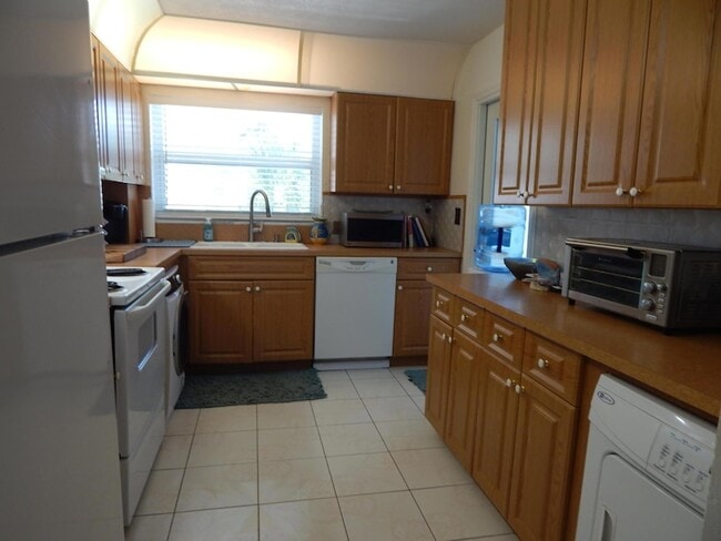 Building Photo - 2829 NE 33rd Ct