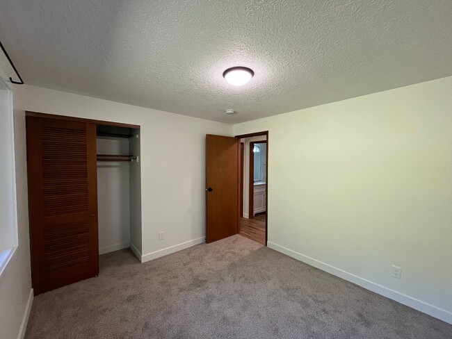 Building Photo - Beautiful 2 Bed, 1 Bath Duplex in SW Portland! Enjoy Private Yard, Spacious Floorplan in a Great ...