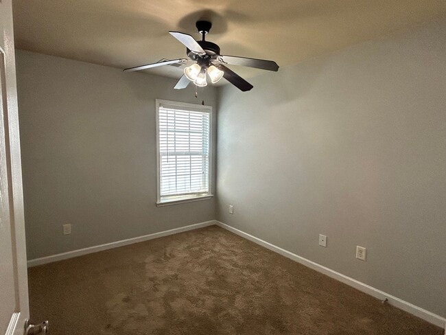 Building Photo - 3 Bedroom Townhome off River Watch Pkwy