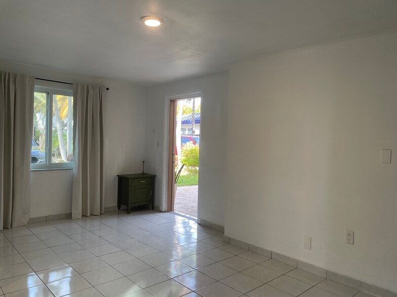 Building Photo - 1736 SW 12th St