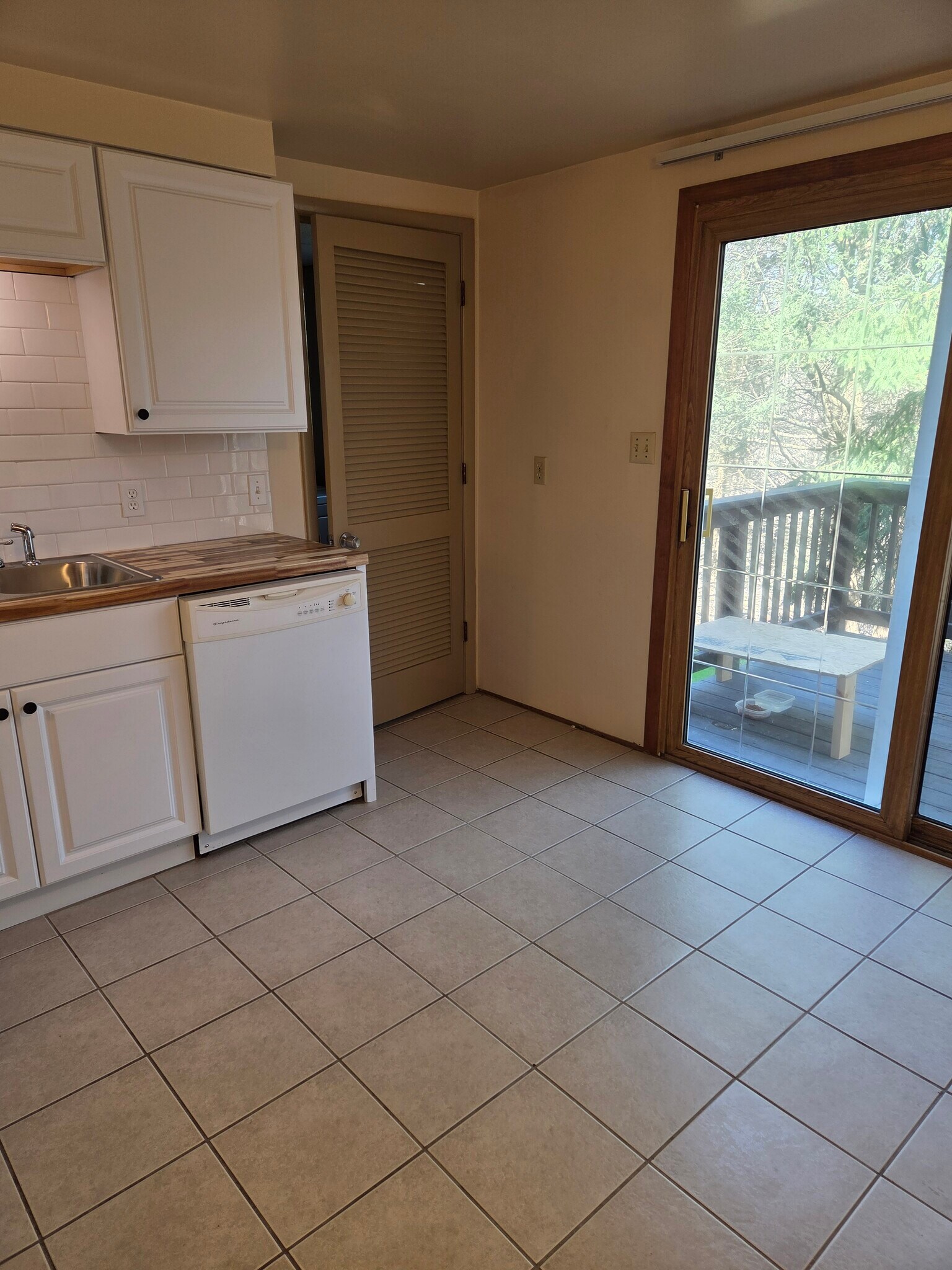 Building Photo - 496 Mercer Rd