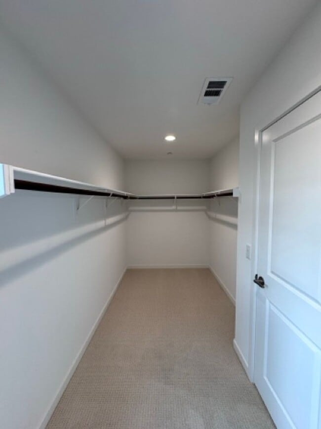 Building Photo - Spacious 4 Bedroom Home for Lease in Winch...