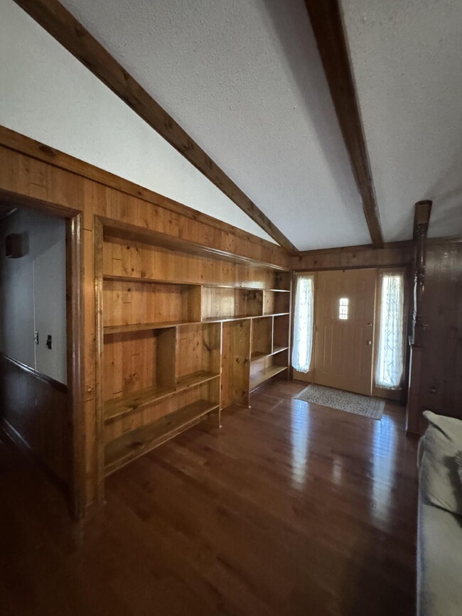 Building Photo - Spacious 3 Bedroom Home on Large Lot