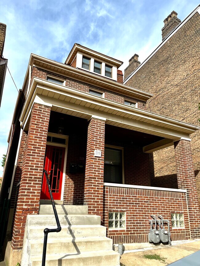 Primary Photo - 219 Main St