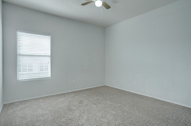 Building Photo - Spacious Duplex Townhome in Quiet Cul-de-Sac | Fresh Paint | 15-Month Lease