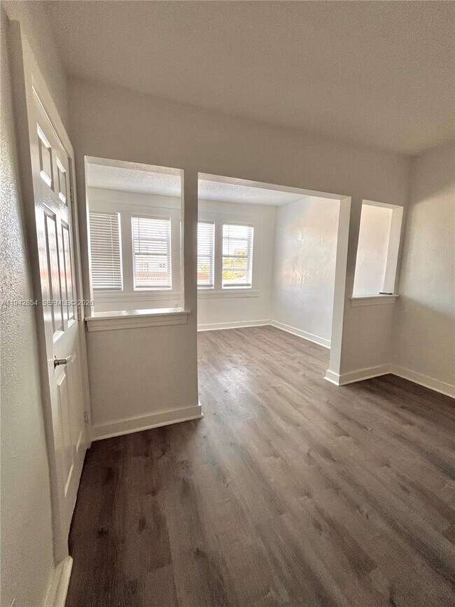 Building Photo - 501 SW 6th Ct