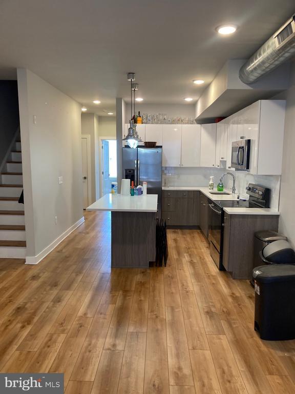 Building Photo - 2553 N Front St