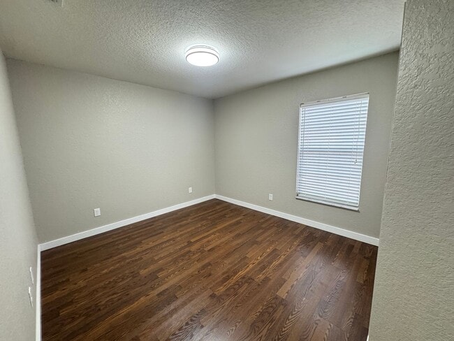 Building Photo - Spacious 4 Bedroom / 3 Bathroom Home in Davenport