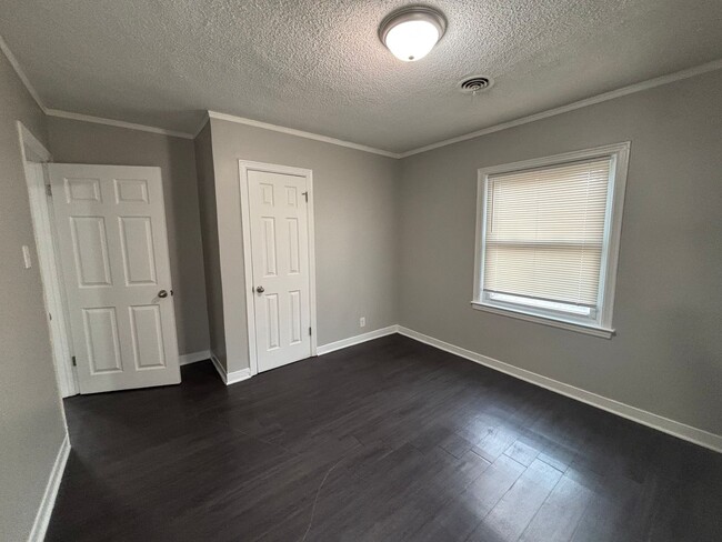 Building Photo - 837 Homer St