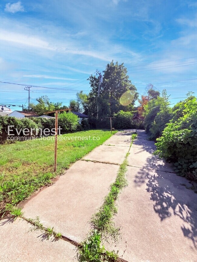 Building Photo - 3 Bed/1 Bath Home with Off-Street Parking / Pet-Friendly / Vouchers Accepted / Available Now!