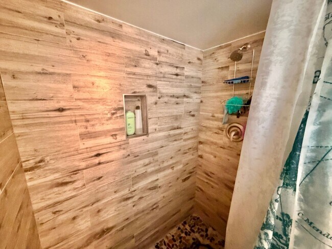 Building Photo - Beautiful Benning 3 Bedroom Renovated Bungalow Home with Yard, Parking, W/D.