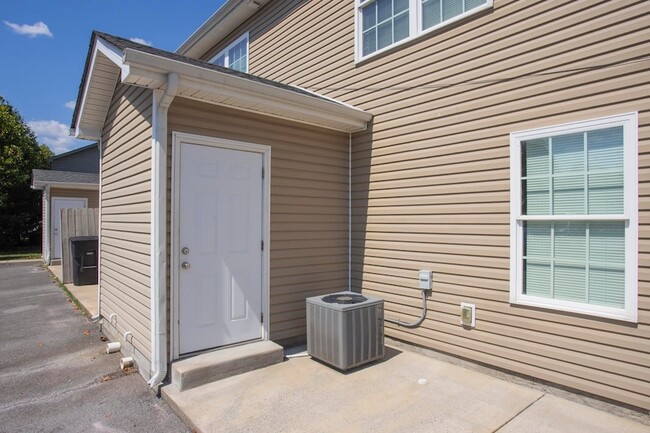 Building Photo - 1330 Benley St