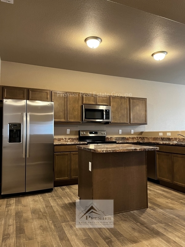 Building Photo - 7863 Sand Lake Heights