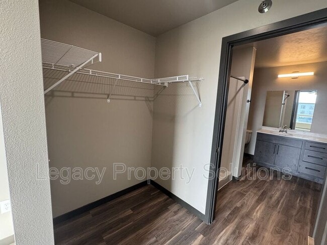 Building Photo - 226 E Greenfield Ln