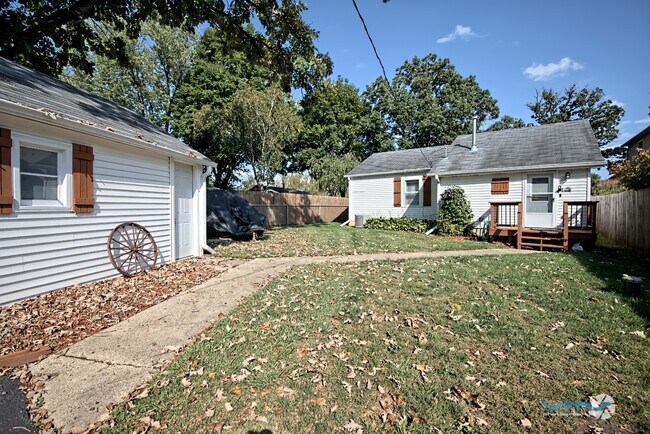 Building Photo - 4228 Riverside Dr