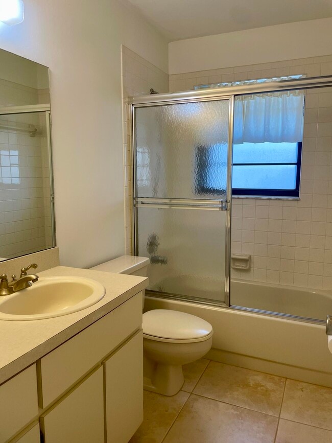 Building Photo - 8182 SE Villa Way