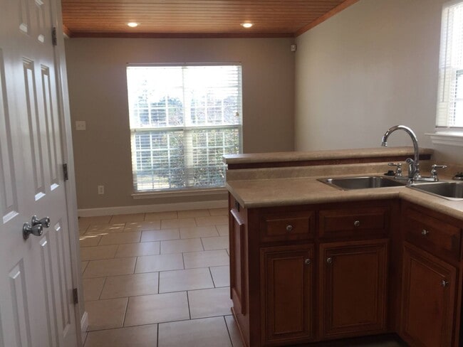 Building Photo - Charming 3BR/2BA Home with Open Split Floor Plan in Druid Oaks