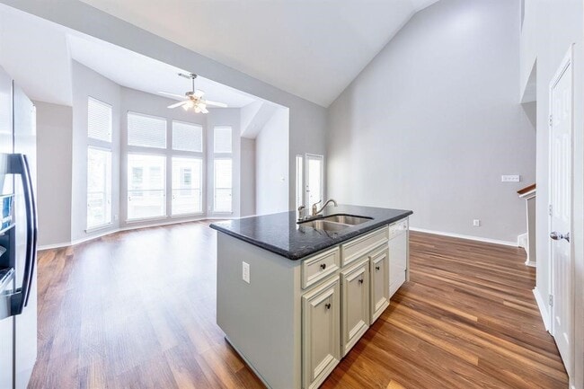 Building Photo - 1247 W 17th St