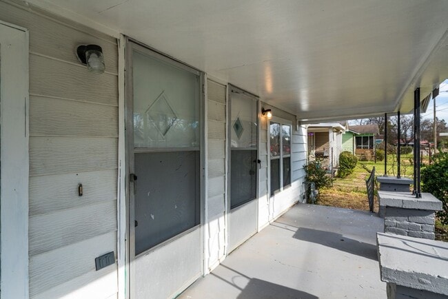 Building Photo - Limited-Time Promo! Get $250 OFF Your First Month's Rent! Renovated 3BR/2BA Tuscaloosa Gem with L...