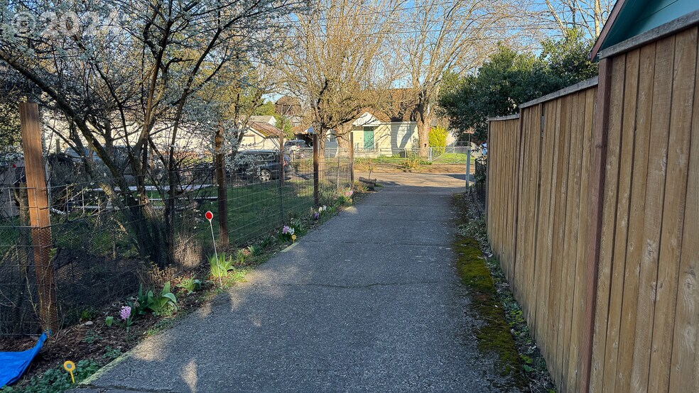 Building Photo - 5529 SE 68th Ave