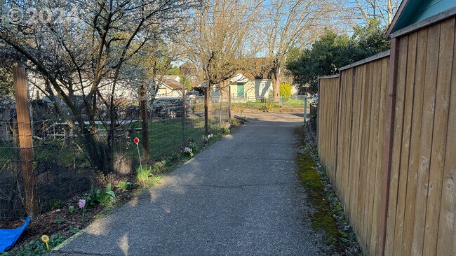 Building Photo - 5529 SE 68th Ave