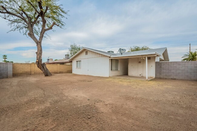 Building Photo - Charming 3-Bedroom Home with Fresh Updates...