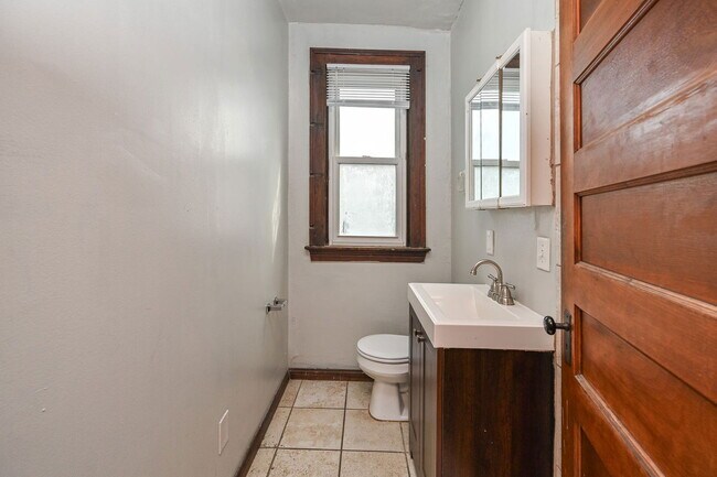 Building Photo - 2125 W Clifton Ave