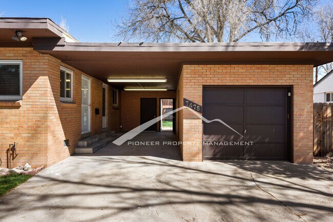 Building Photo - Beautiful Home with Washer/Dryer and Fenced Yard