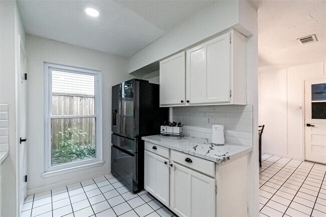 Building Photo - 21306 Castlemont Ln