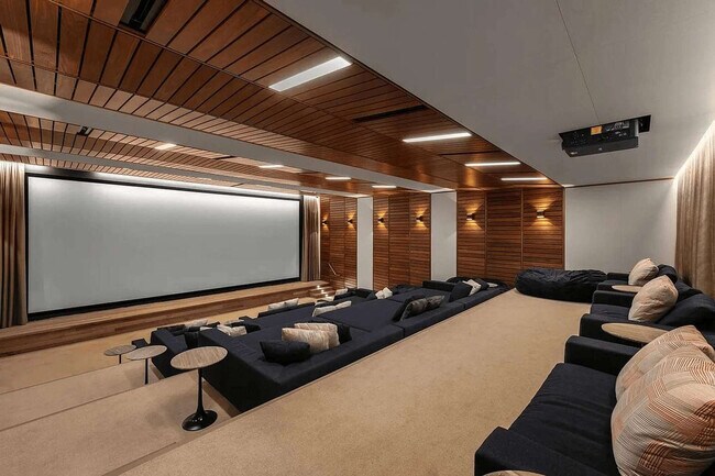 Building Photo - 100 Vandam St