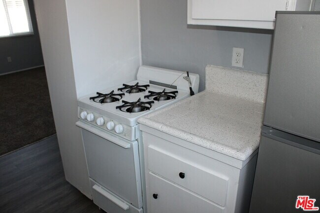 Building Photo - 115 N Oak St