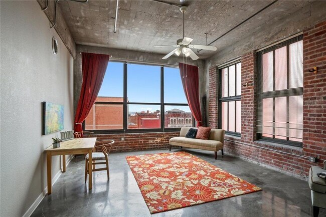 Building Photo - 308 W 8th St