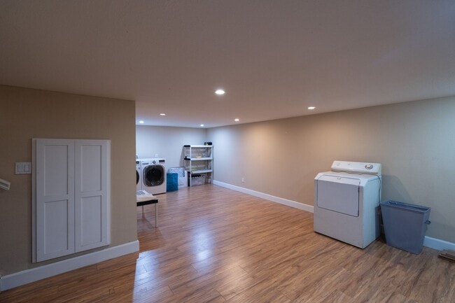 Building Photo - 6407 Dix St