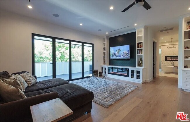 Building Photo - 5225 Topeka Dr