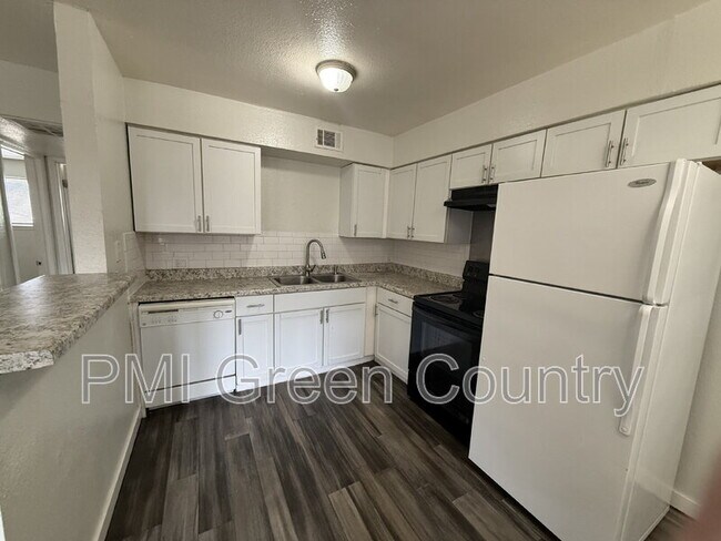 Building Photo - 917 N Yale Ave