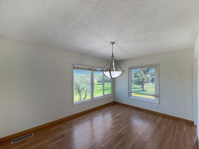 Building Photo - Spacious 2B/2.5BA Townhome w/ Stunning Vie...