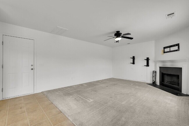 Building Photo - 3 Bedroom 2.5 bath home with 2 car garage located in Shadow Moss