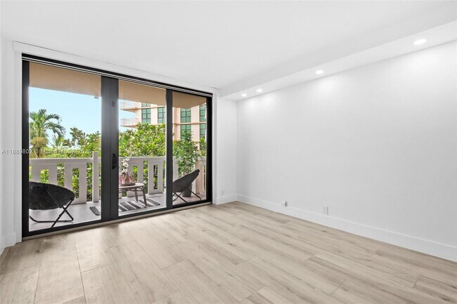 Building Photo - 1121 Crandon Blvd