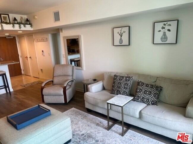 Building Photo - 13700 Marina Pointe Dr