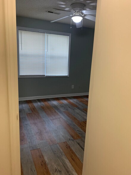 Building Photo - Room in Condo on Carlton Ave