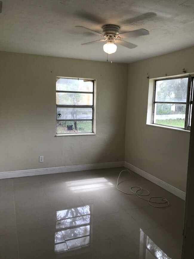 Building Photo - Nice 5-2 house in Dania