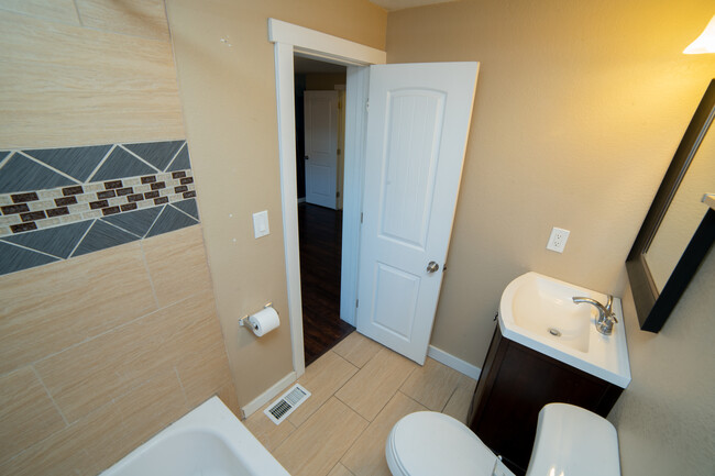 Master bathroom 2 - 5410 Monaco St