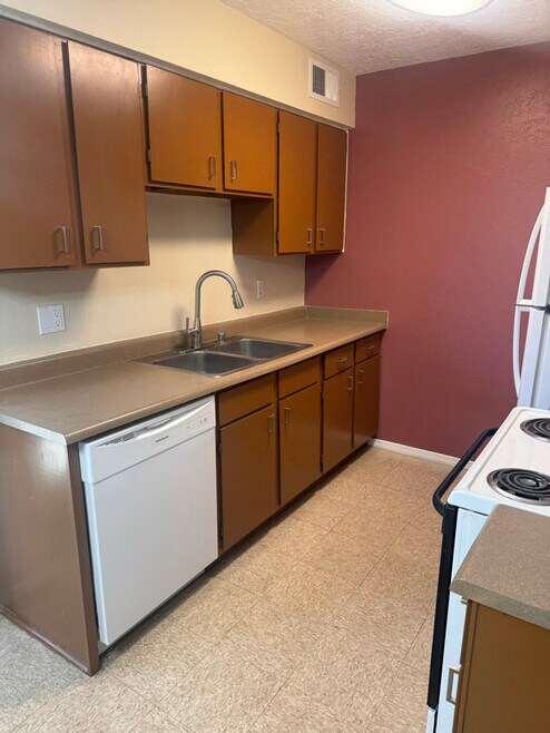 Building Photo - 1326 San Pedro Dr SE