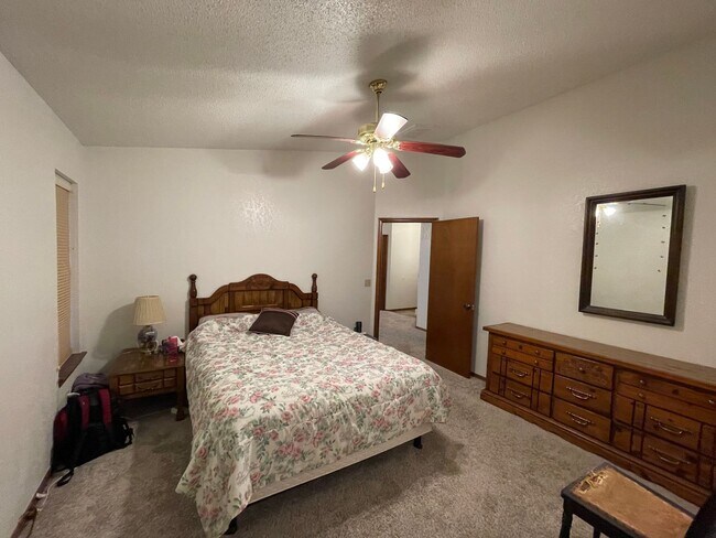 Building Photo - 3 bed 2 bath, 2 car, Moore Schools, fenced...
